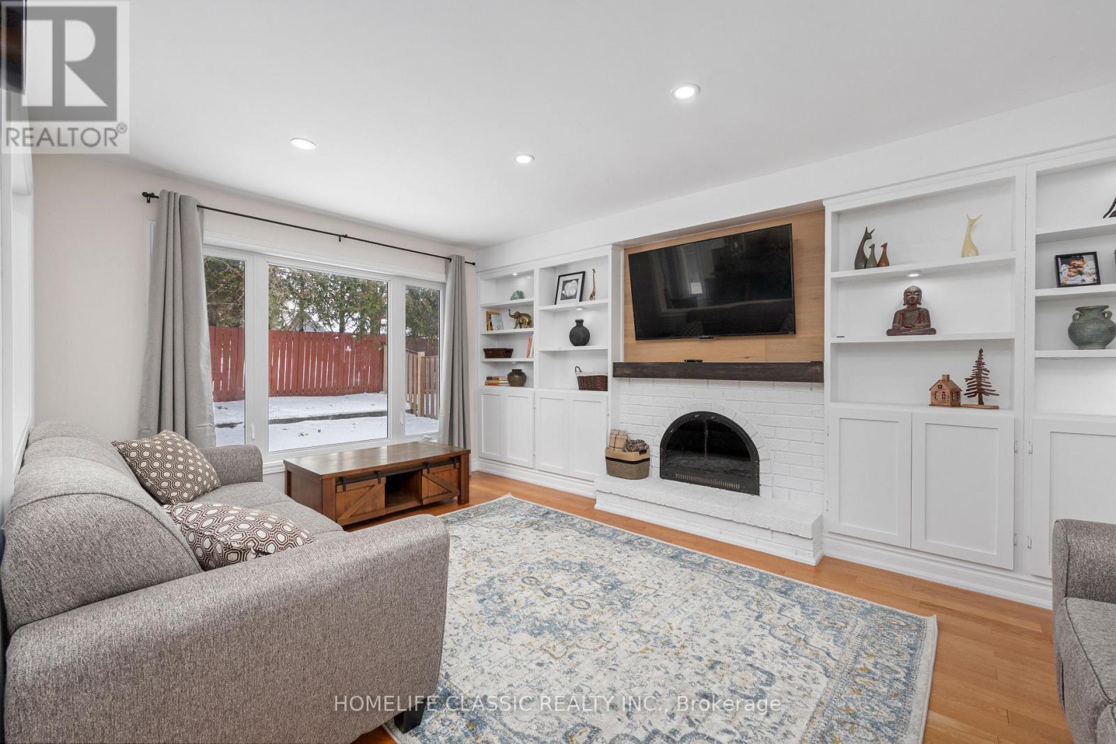 521 Sundown Crescent, Pickering, ON - Indoor Photo Showing Living Room With Fireplace