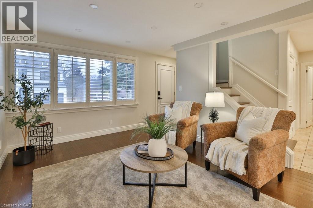 282 Pine Cove Road, Burlington, ON - Indoor Photo Showing Living Room