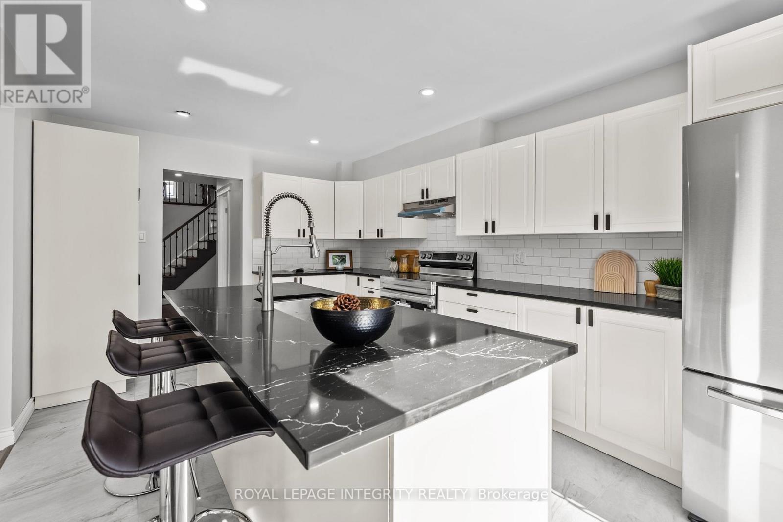 83 Saddle Crescent, Ottawa, ON - Indoor Photo Showing Kitchen With Stainless Steel Kitchen With Upgraded Kitchen