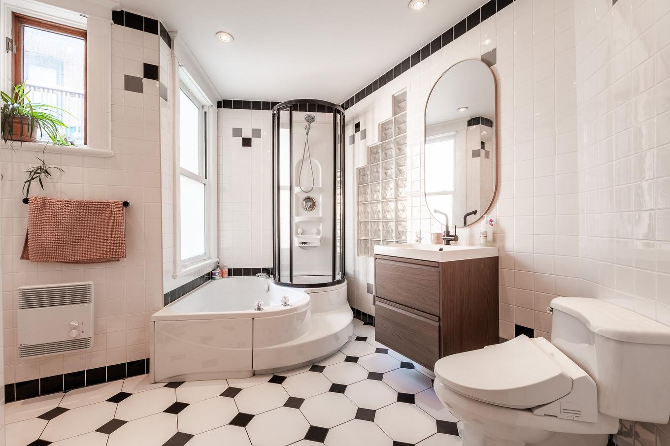 Bathroom - 1355 Av. Ducharme, Montréal (Outremont), QC - Indoor Photo Showing Bathroom