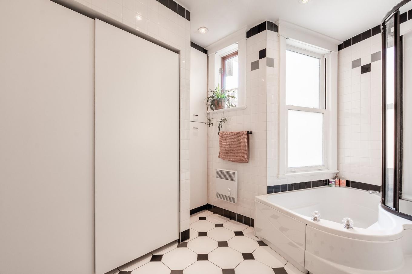 Bathroom - 1355 Av. Ducharme, Montréal (Outremont), QC - Indoor Photo Showing Bathroom