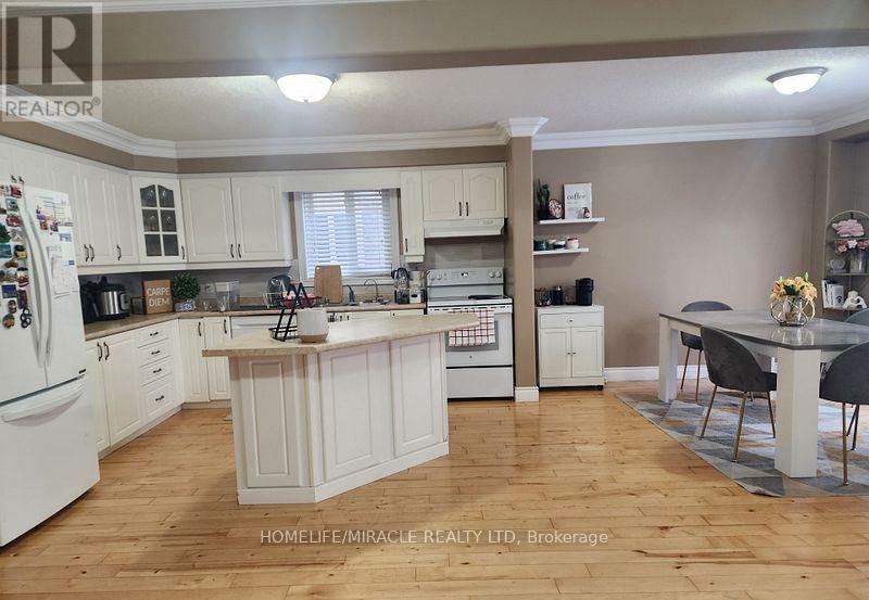 388 Thomas Slee Drive, Kitchener, ON - Indoor Photo Showing Kitchen