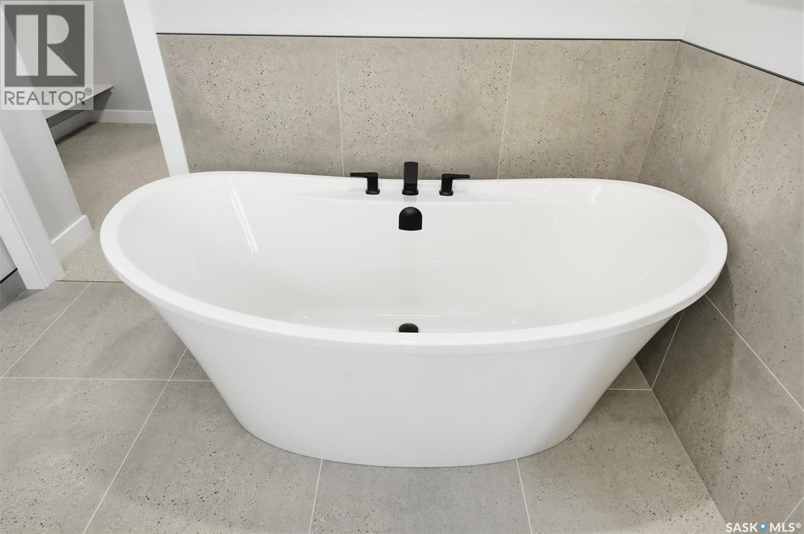 166 Cockroft Manor, Saskatoon, SK - Indoor Photo Showing Bathroom