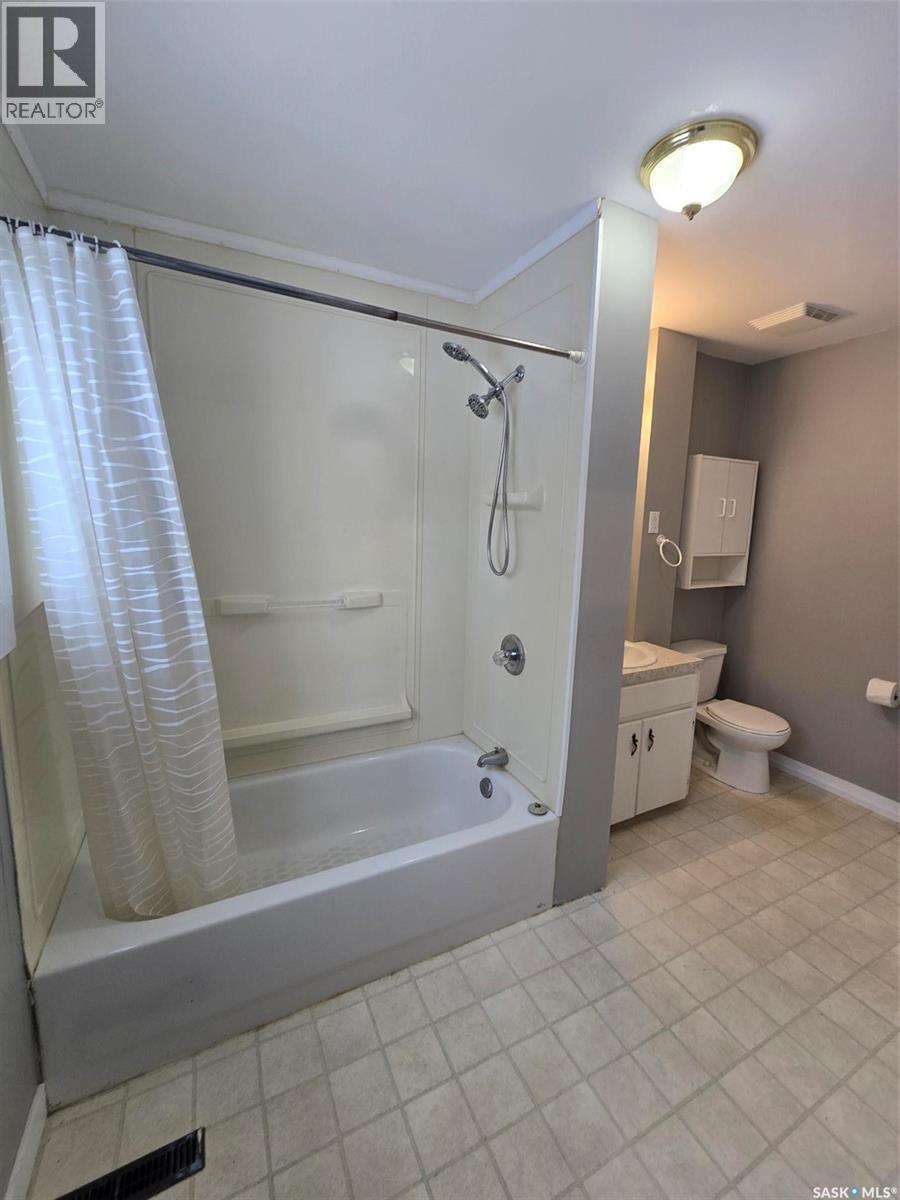 806 Pheasant Street, Grenfell, SK - Indoor Photo Showing Bathroom