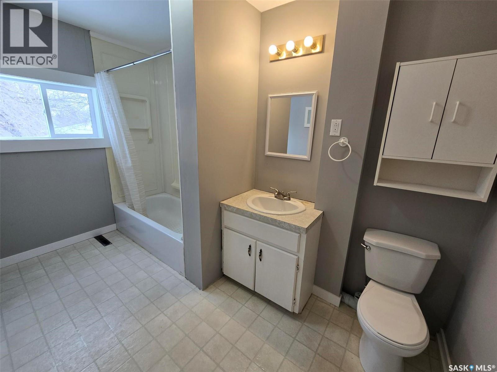 806 Pheasant Street, Grenfell, SK - Indoor Photo Showing Bathroom
