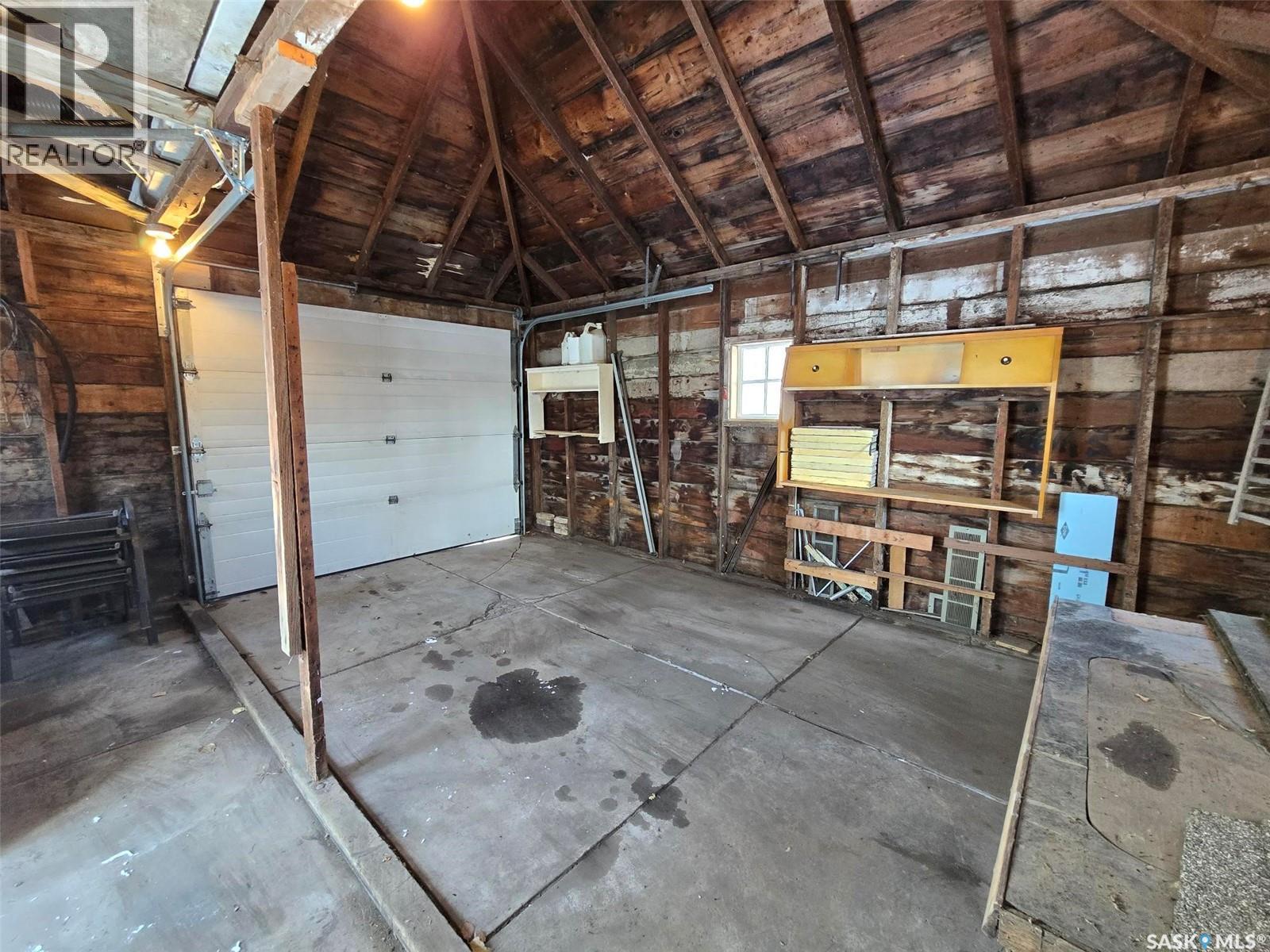 806 Pheasant Street, Grenfell, SK - Indoor Photo Showing Garage