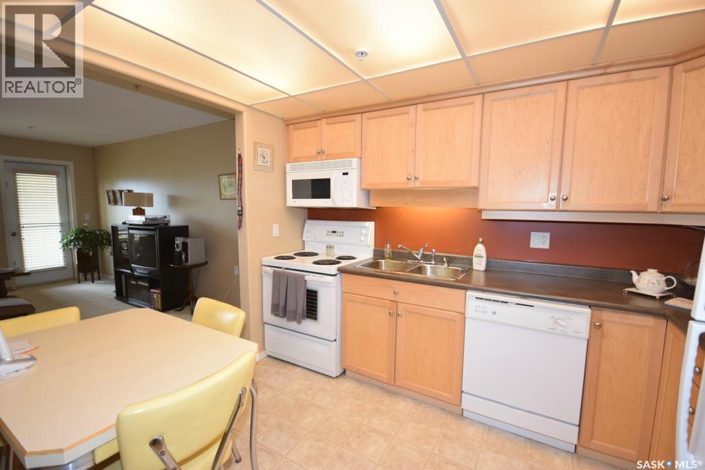 207 1622 Acadia Drive, Saskatoon, SK - Indoor Photo Showing Kitchen With Double Sink