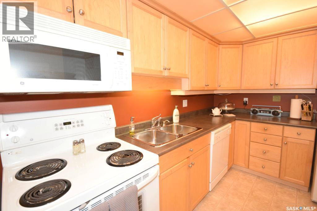 207 1622 Acadia Drive, Saskatoon, SK - Indoor Photo Showing Kitchen With Double Sink