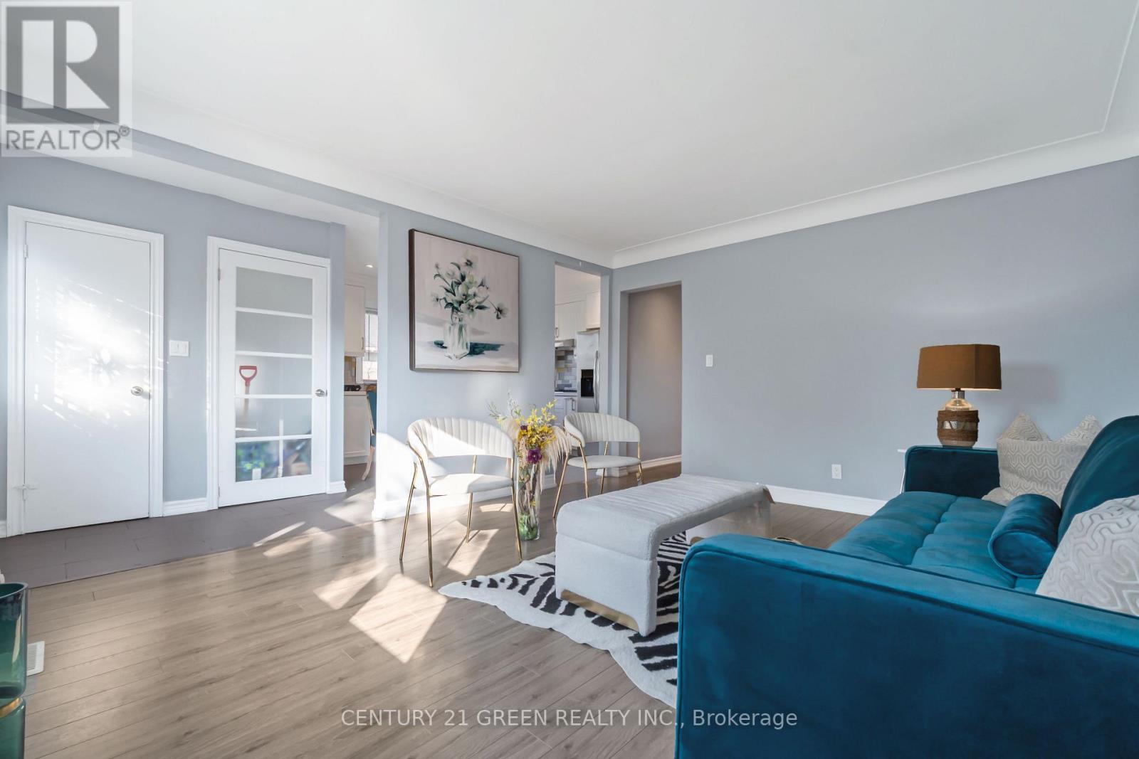 1303 Bunnell Drive, Burlington, ON - Indoor Photo Showing Living Room