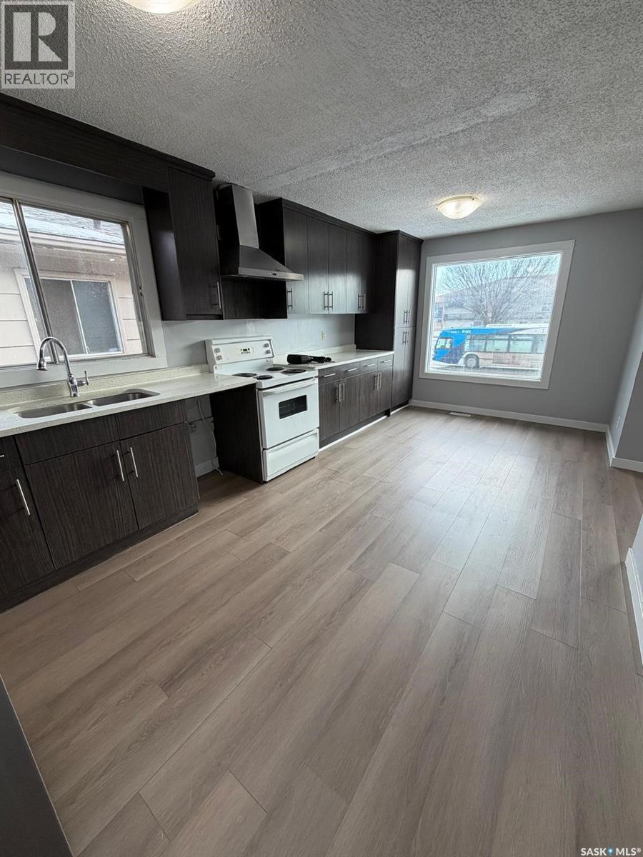 118 Clancy Drive, Saskatoon, SK - Indoor Photo Showing Kitchen