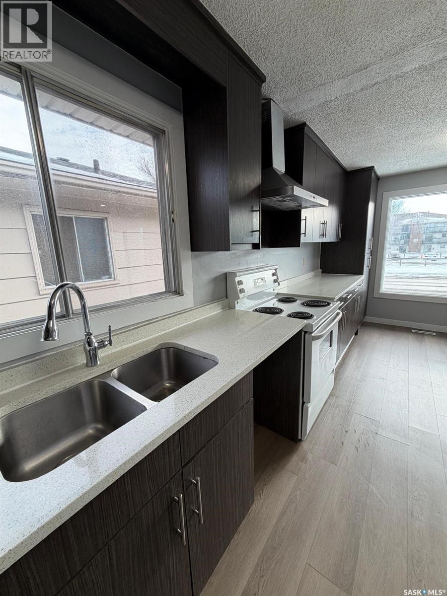 118 Clancy Drive, Saskatoon, SK - Indoor Photo Showing Kitchen With Double Sink