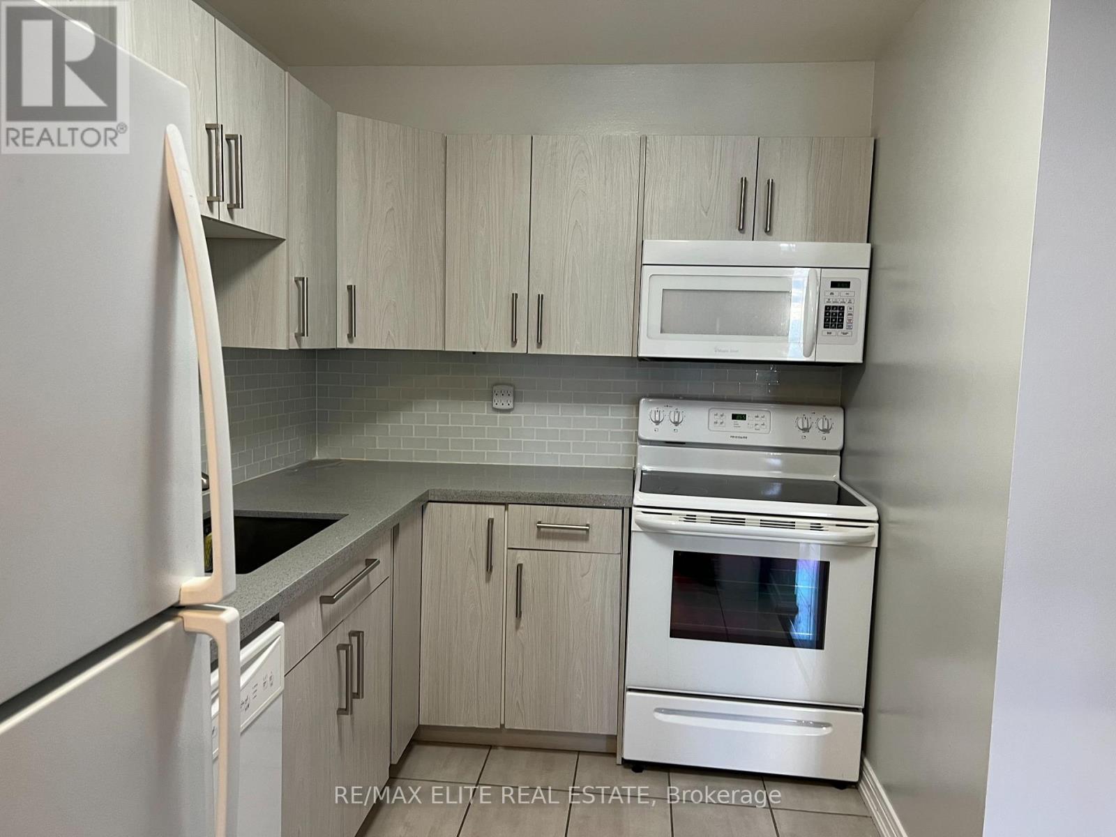 1803 - 4205 Shipp Drive, Mississauga, ON - Indoor Photo Showing Kitchen