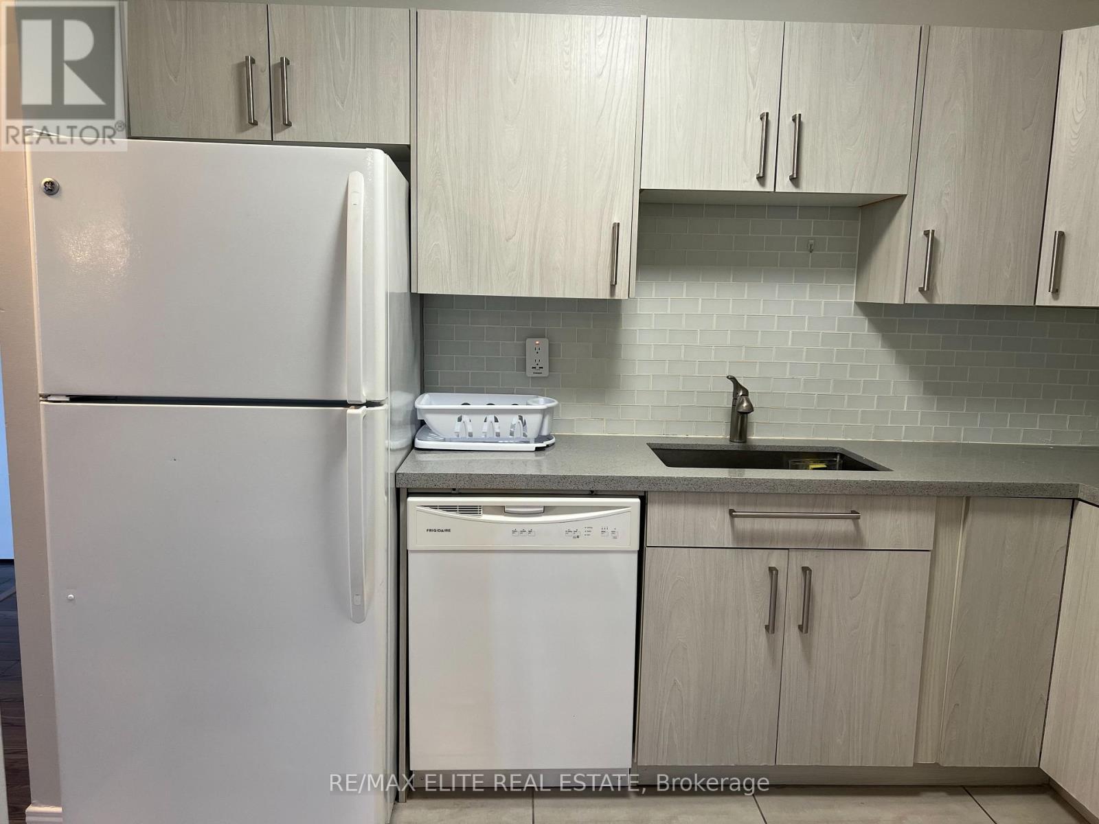 1803 - 4205 Shipp Drive, Mississauga, ON - Indoor Photo Showing Kitchen