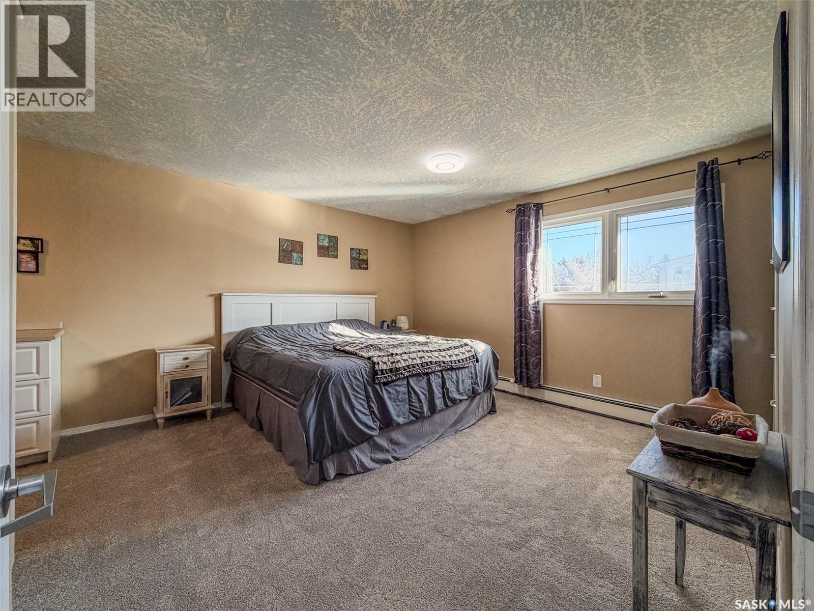 405 5Th Street E, Shaunavon, SK - Indoor Photo Showing Bedroom