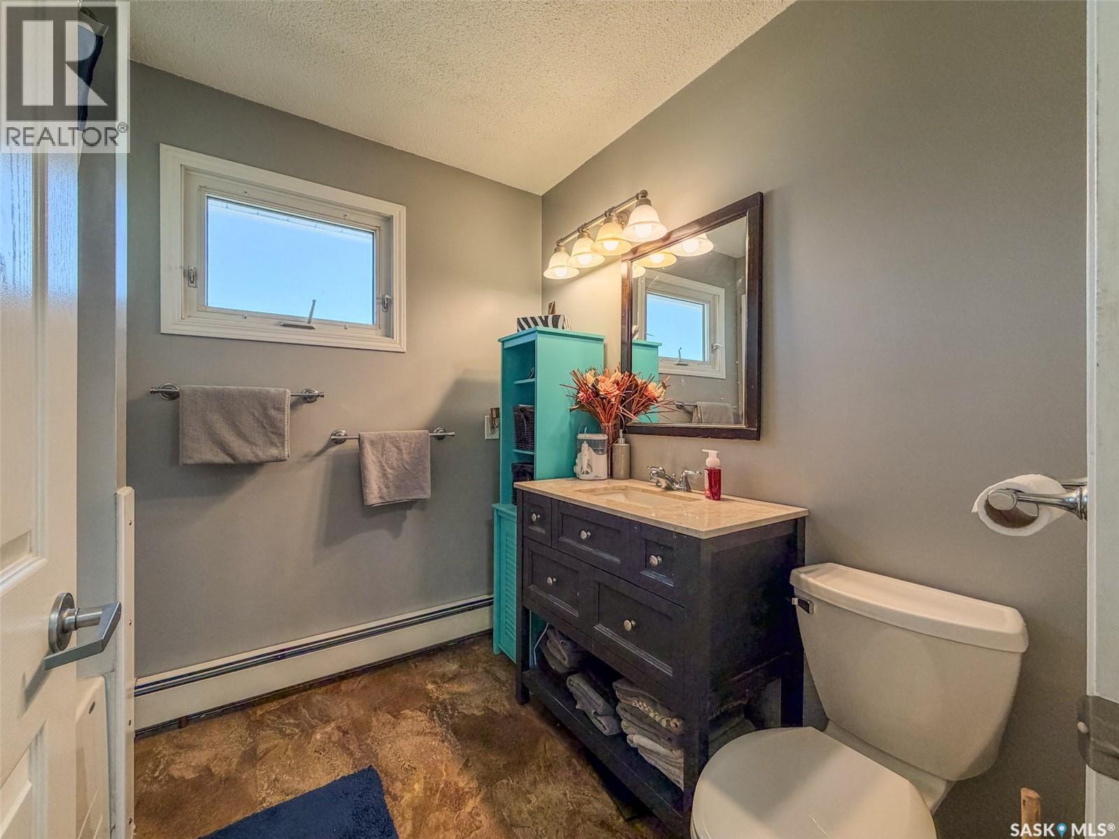 405 5Th Street E, Shaunavon, SK - Indoor Photo Showing Bathroom
