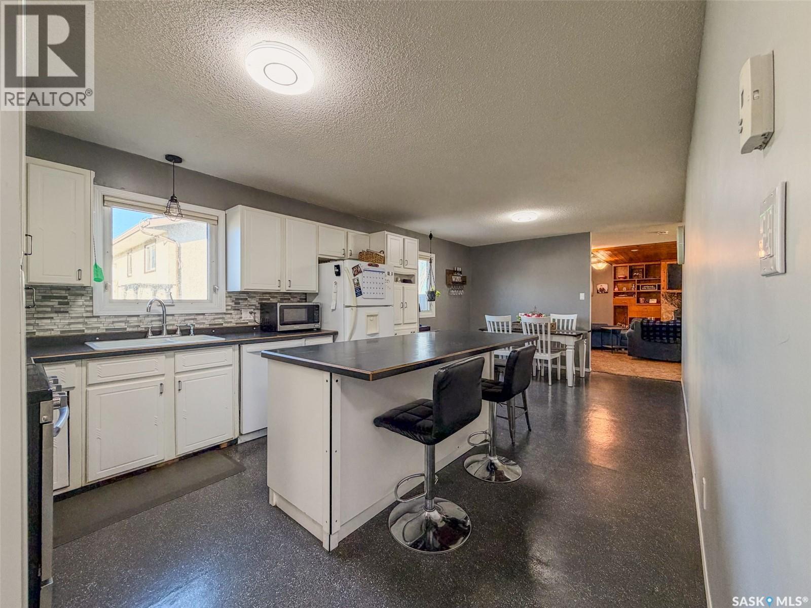 405 5Th Street E, Shaunavon, SK - Indoor Photo Showing Kitchen With Double Sink