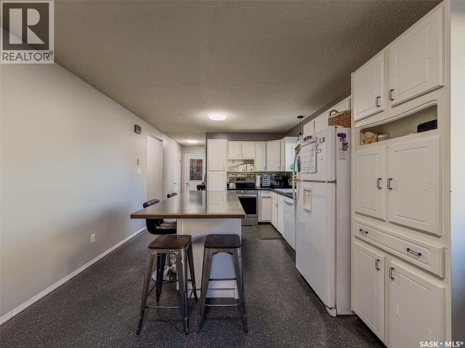 405 5Th Street E, Shaunavon, SK - Indoor Photo Showing Kitchen