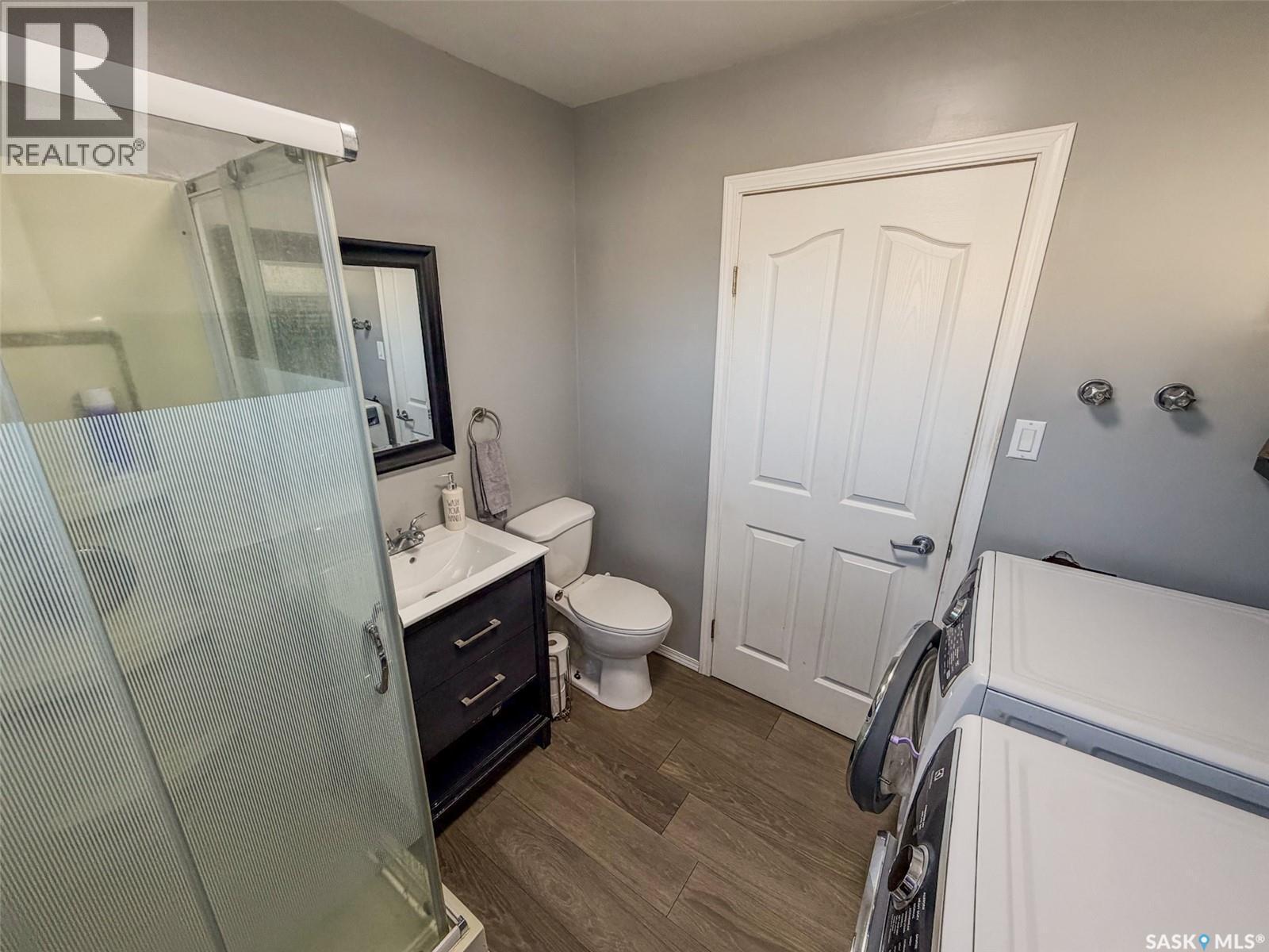 405 5Th Street E, Shaunavon, SK - Indoor Photo Showing Bathroom