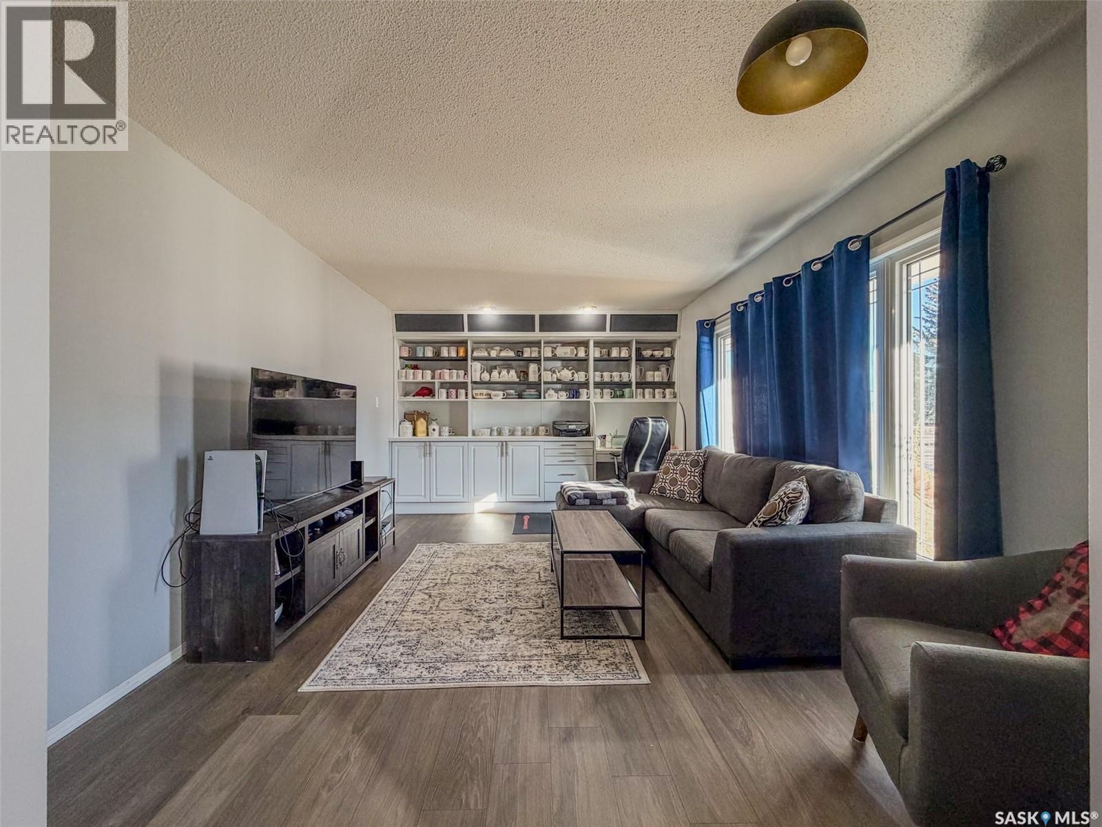 405 5Th Street E, Shaunavon, SK - Indoor Photo Showing Living Room