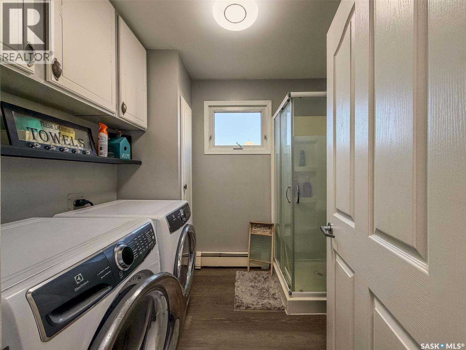 405 5Th Street E, Shaunavon, SK - Indoor Photo Showing Laundry Room
