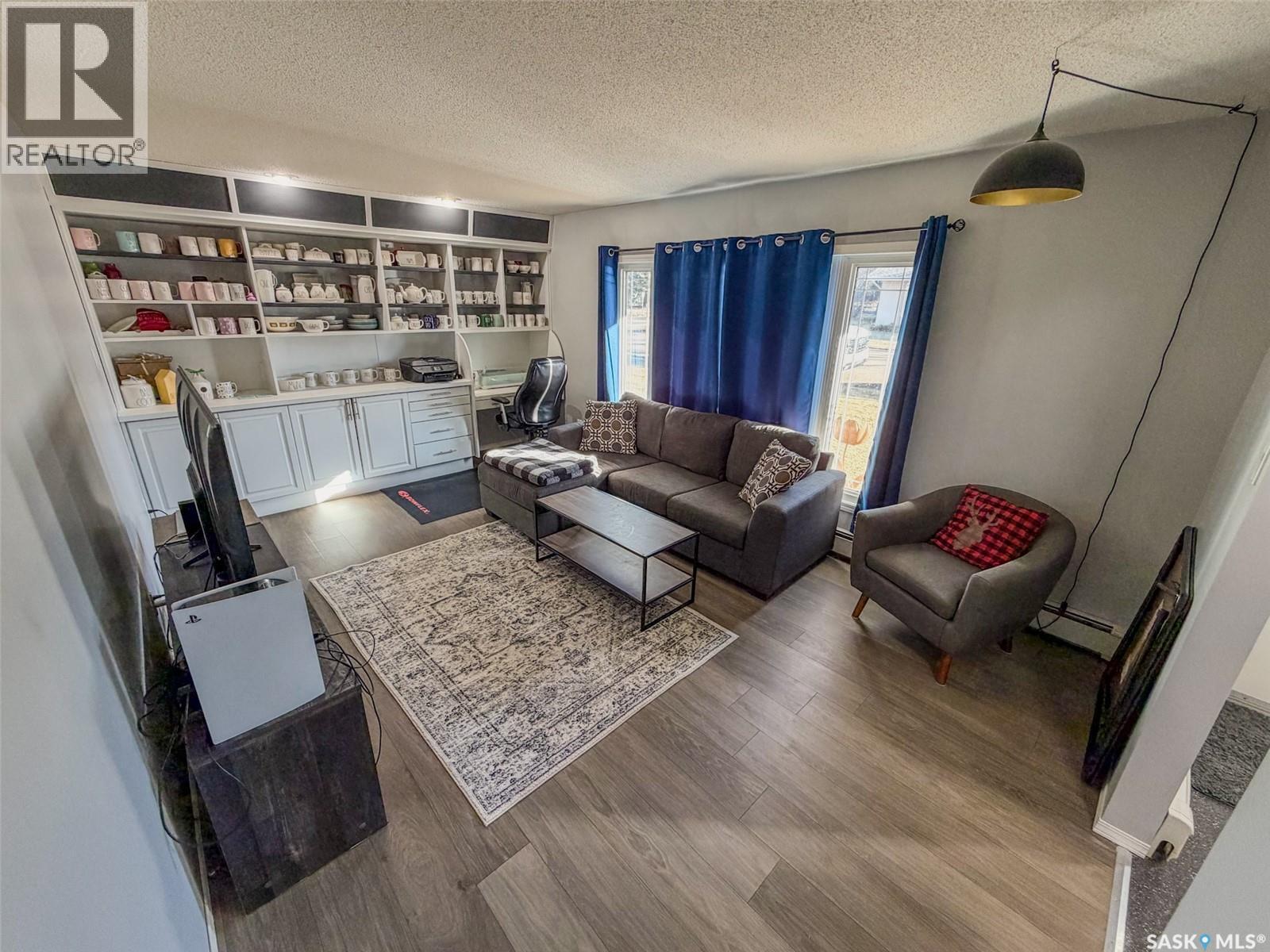 405 5Th Street E, Shaunavon, SK - Indoor Photo Showing Living Room