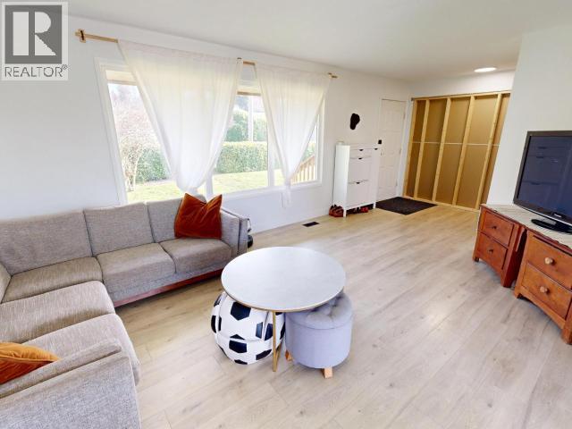 6519 King Ave, Powell River, BC - Indoor Photo Showing Living Room