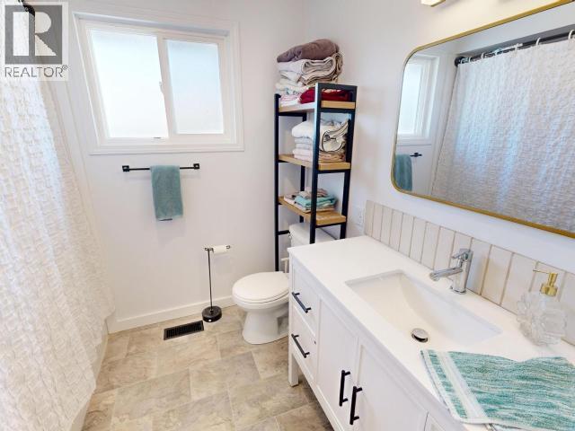 6519 King Ave, Powell River, BC - Indoor Photo Showing Bathroom