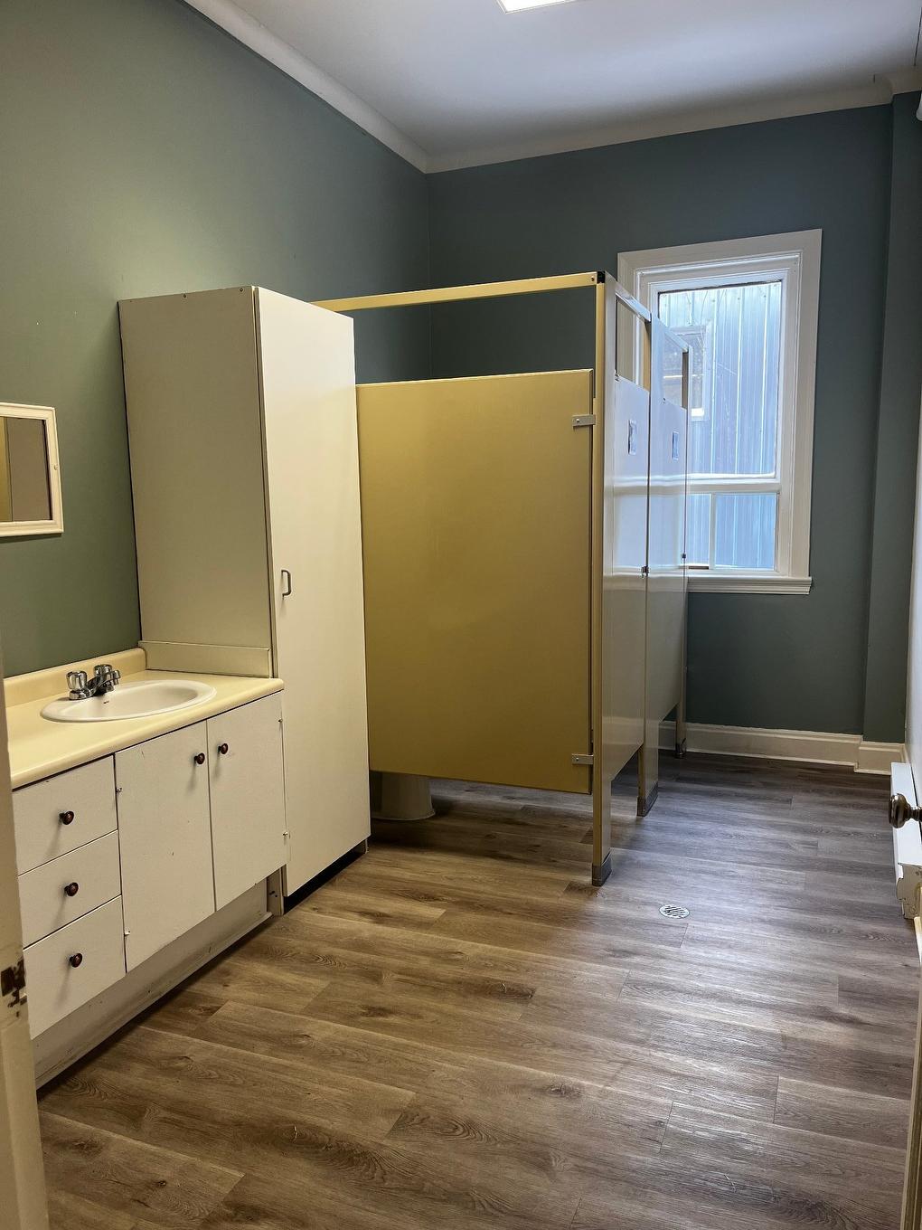 Powder room - 12-15 Rue Ste-Cécile, Salaberry-De-Valleyfield, QC - Indoor