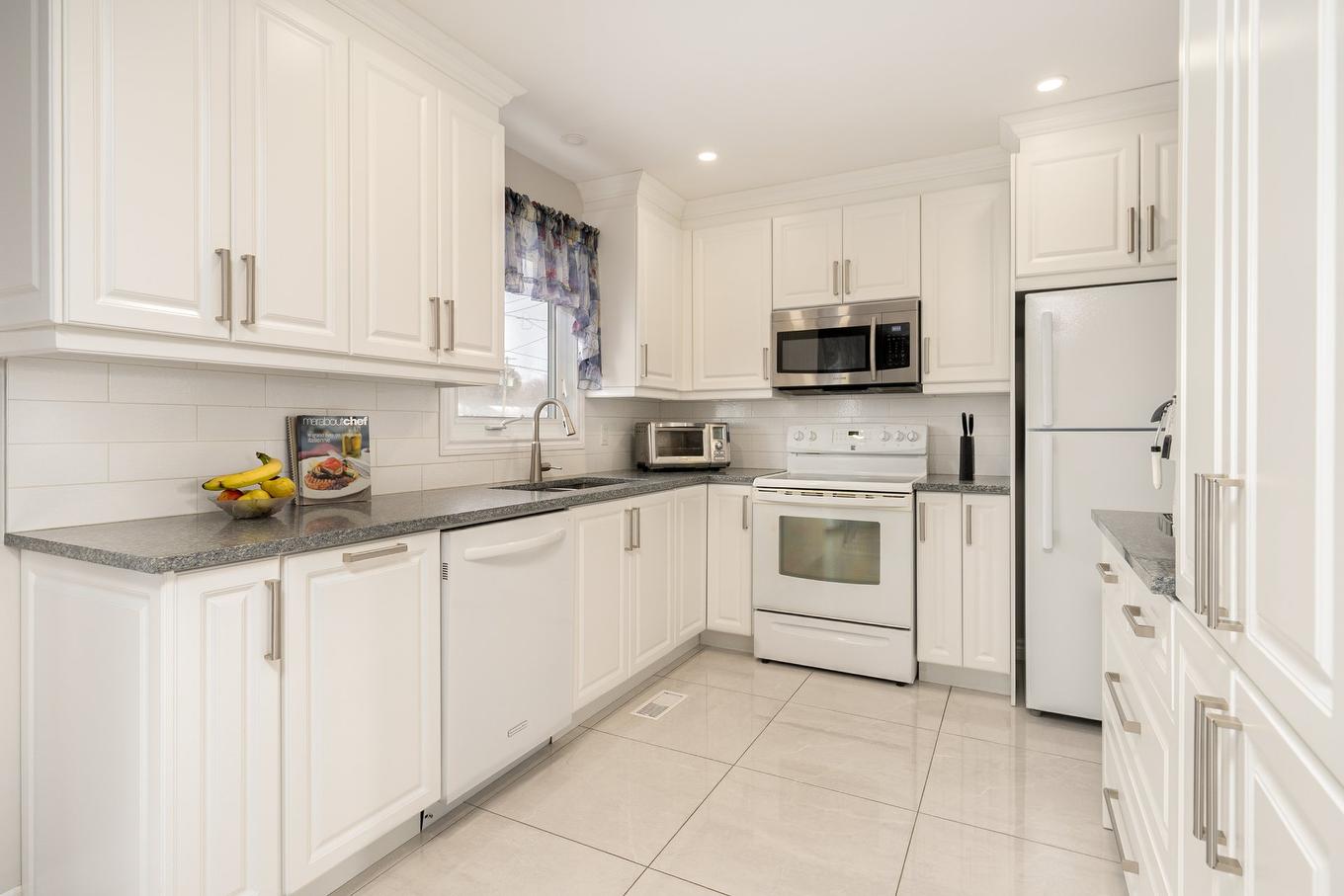 Kitchen - 4517 Rue De Namur, Montréal (Pierrefonds-Roxboro), QC - Indoor Photo Showing Kitchen
