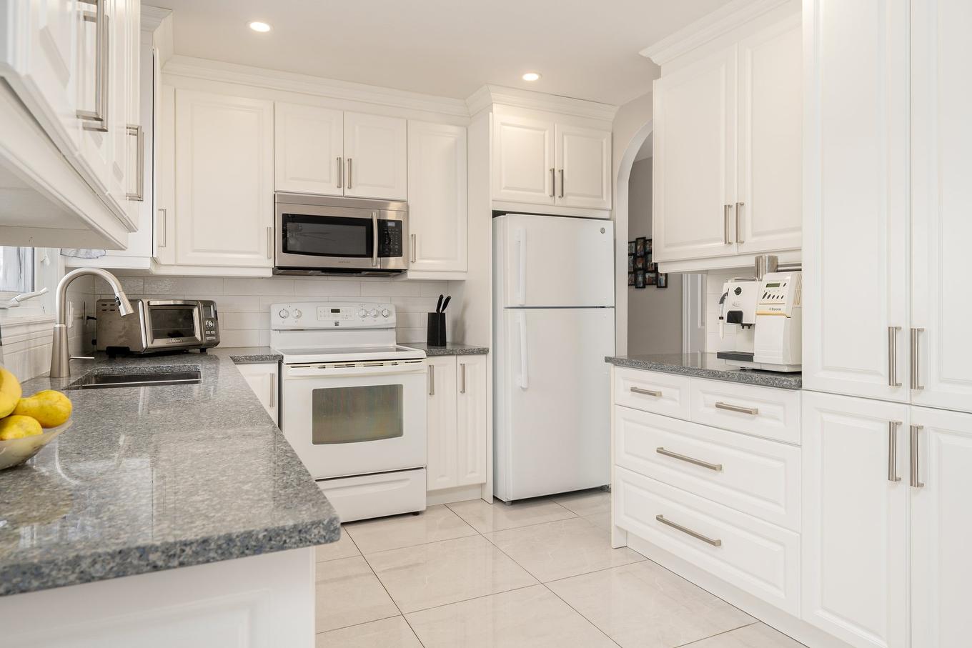 Kitchen - 4517 Rue De Namur, Montréal (Pierrefonds-Roxboro), QC - Indoor Photo Showing Kitchen