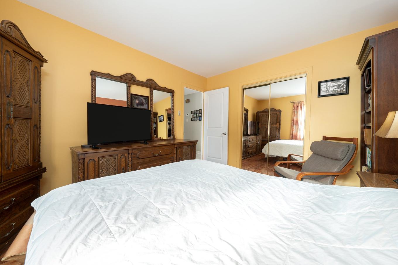 Primary bedroom - 4517 Rue De Namur, Montréal (Pierrefonds-Roxboro), QC - Indoor Photo Showing Bedroom