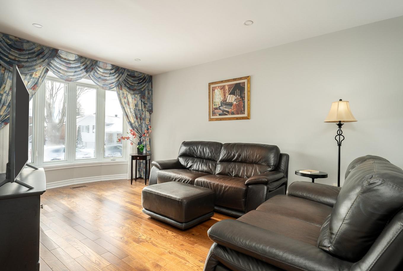 Living room - 4517 Rue De Namur, Montréal (Pierrefonds-Roxboro), QC - Indoor Photo Showing Living Room