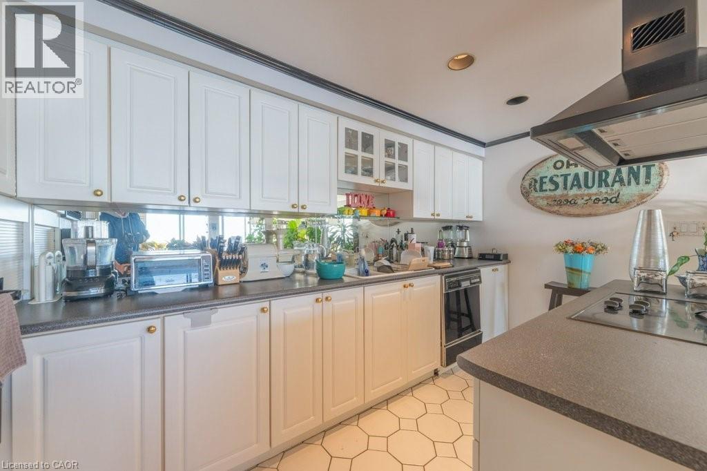 33 Harbour Square Unit# 1416, Toronto, ON - Indoor Photo Showing Kitchen