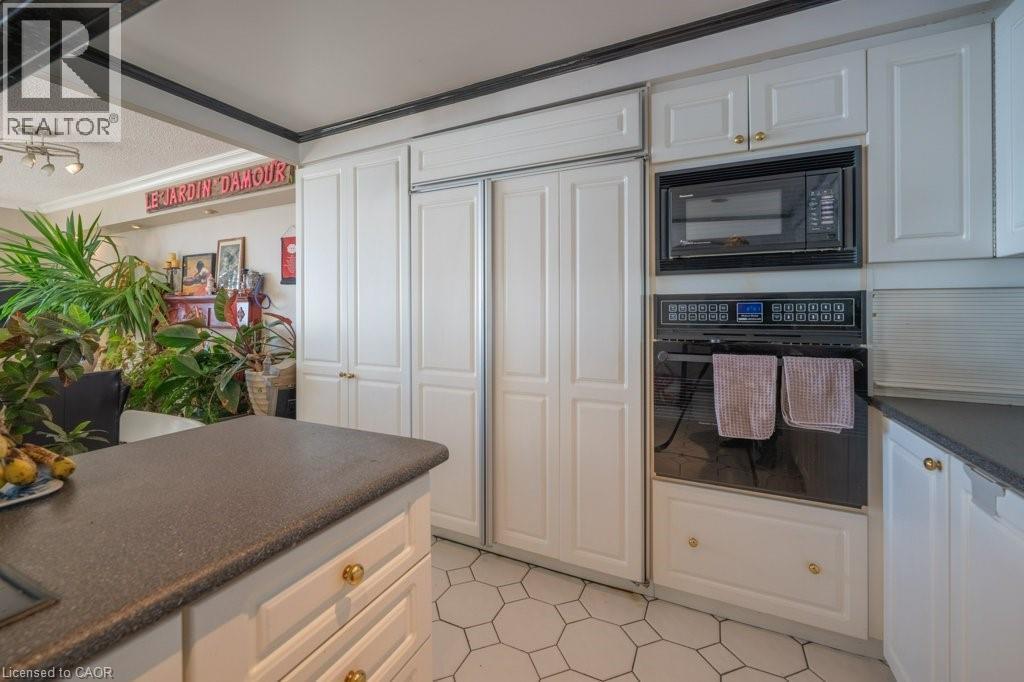 33 Harbour Square Unit# 1416, Toronto, ON - Indoor Photo Showing Kitchen