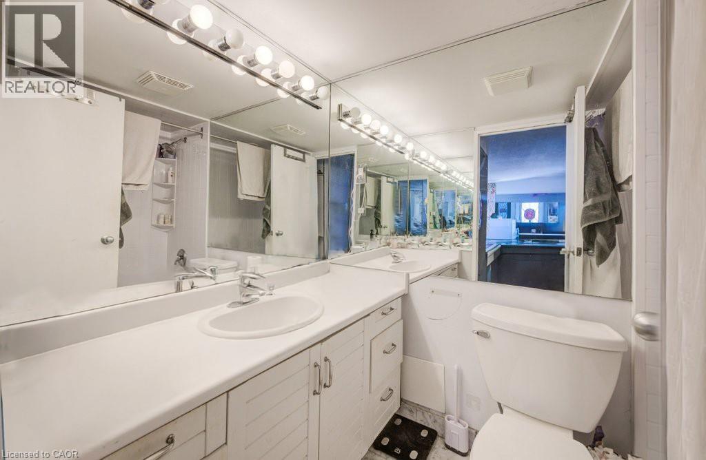 33 Harbour Square Unit# 1017, Toronto, ON - Indoor Photo Showing Bathroom