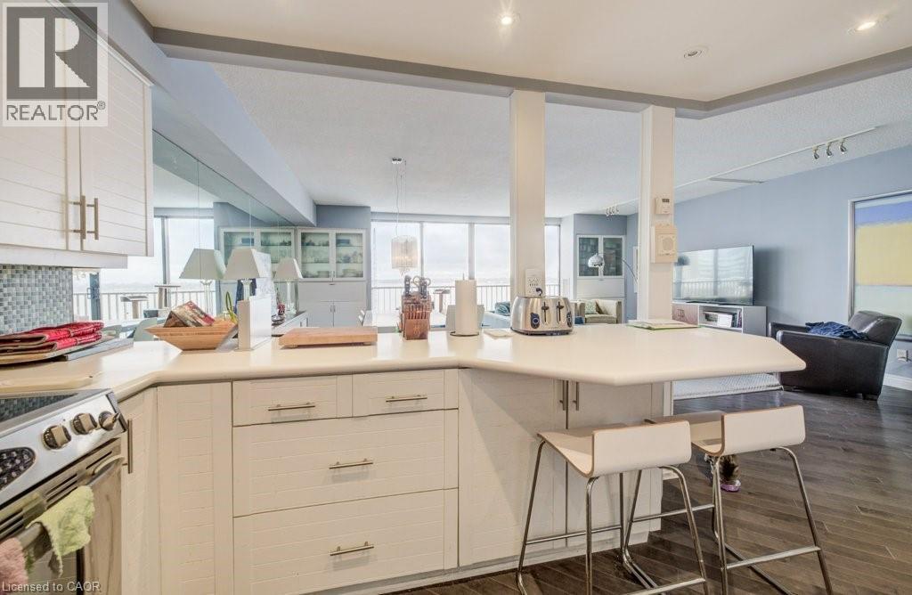 33 Harbour Square Unit# 1017, Toronto, ON - Indoor Photo Showing Kitchen