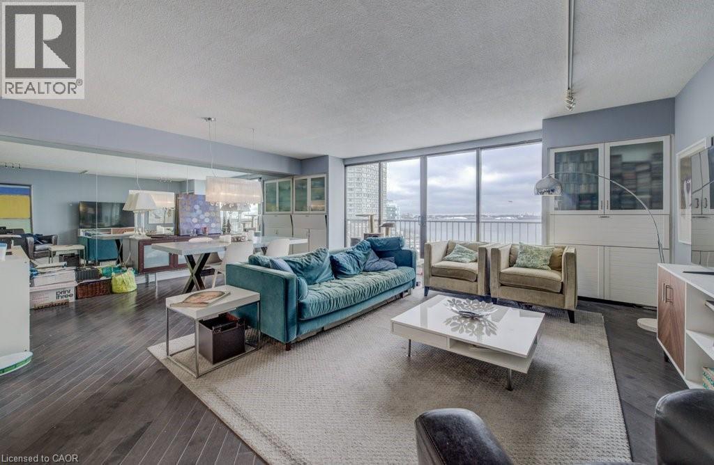 33 Harbour Square Unit# 1017, Toronto, ON - Indoor Photo Showing Living Room