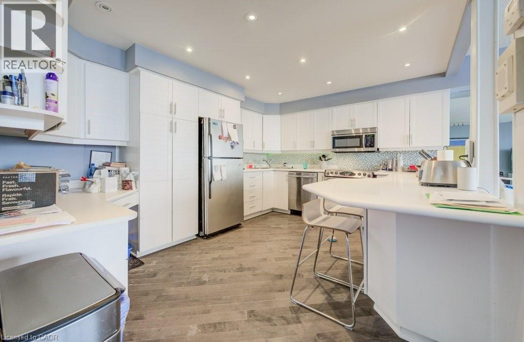 33 Harbour Square Unit# 1017, Toronto, ON - Indoor Photo Showing Kitchen