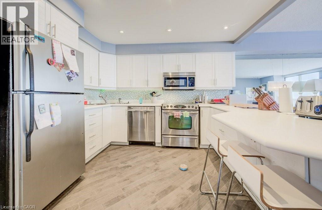 33 Harbour Square Unit# 1017, Toronto, ON - Indoor Photo Showing Kitchen