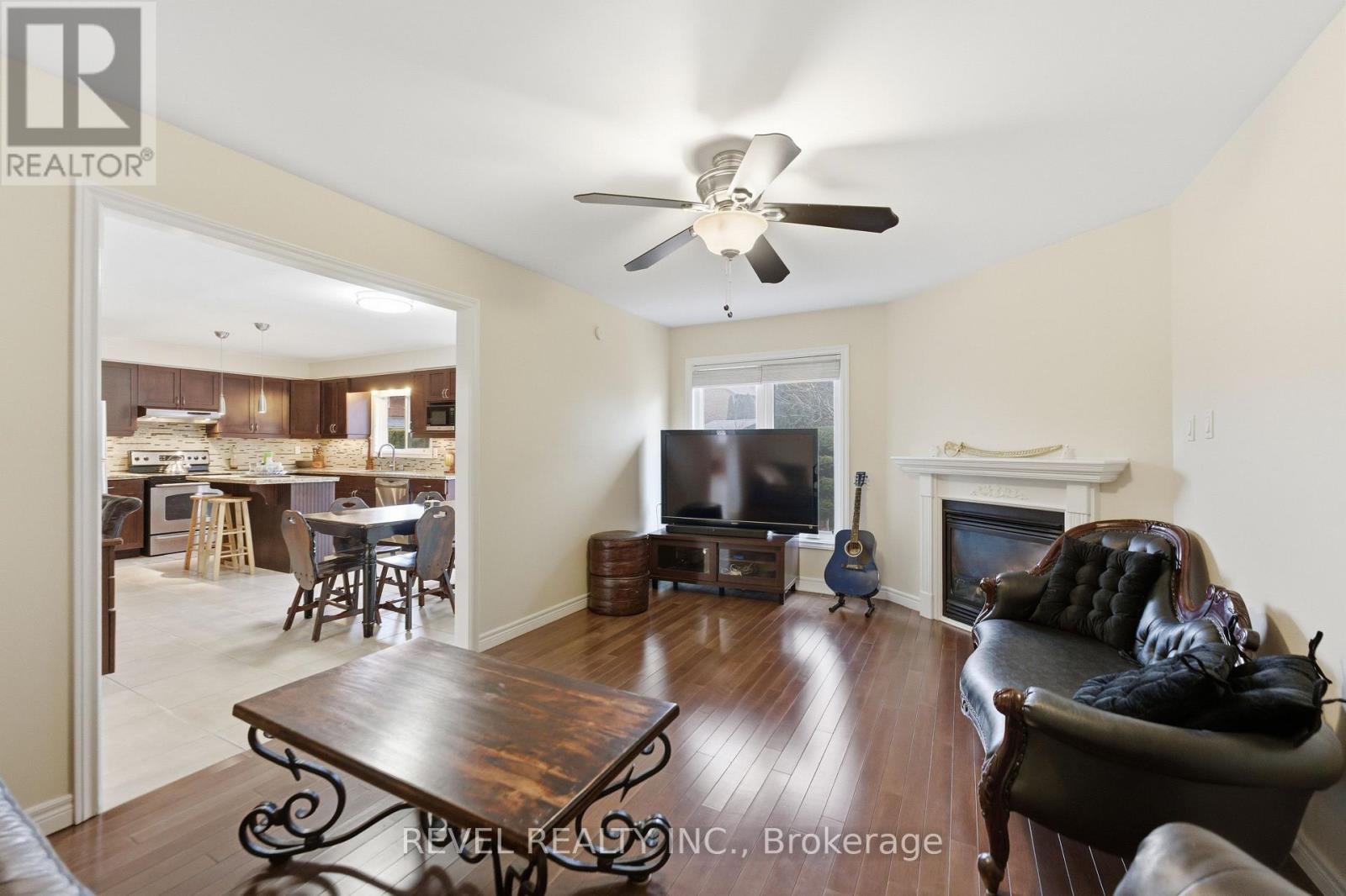 34 Haskins Court, Hamilton, ON - Indoor Photo Showing Living Room With Fireplace