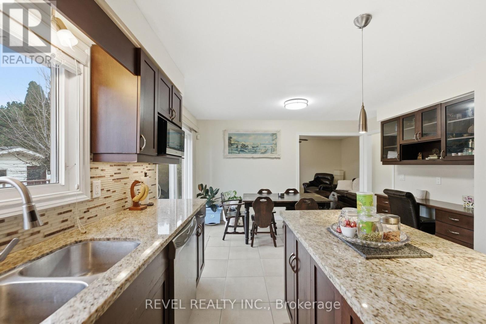 34 Haskins Court, Hamilton, ON - Indoor Photo Showing Kitchen With Double Sink