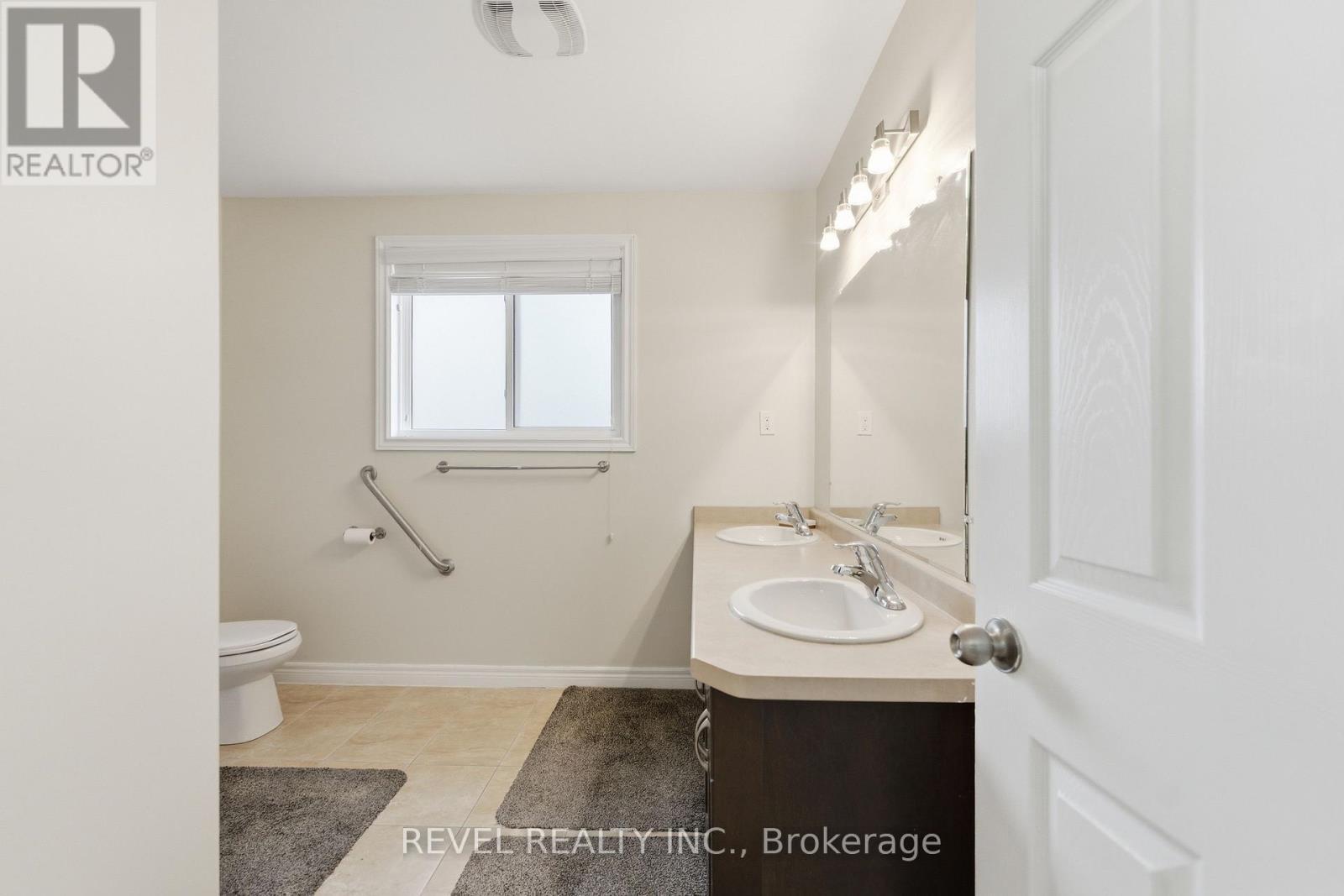 34 Haskins Court, Hamilton, ON - Indoor Photo Showing Bathroom