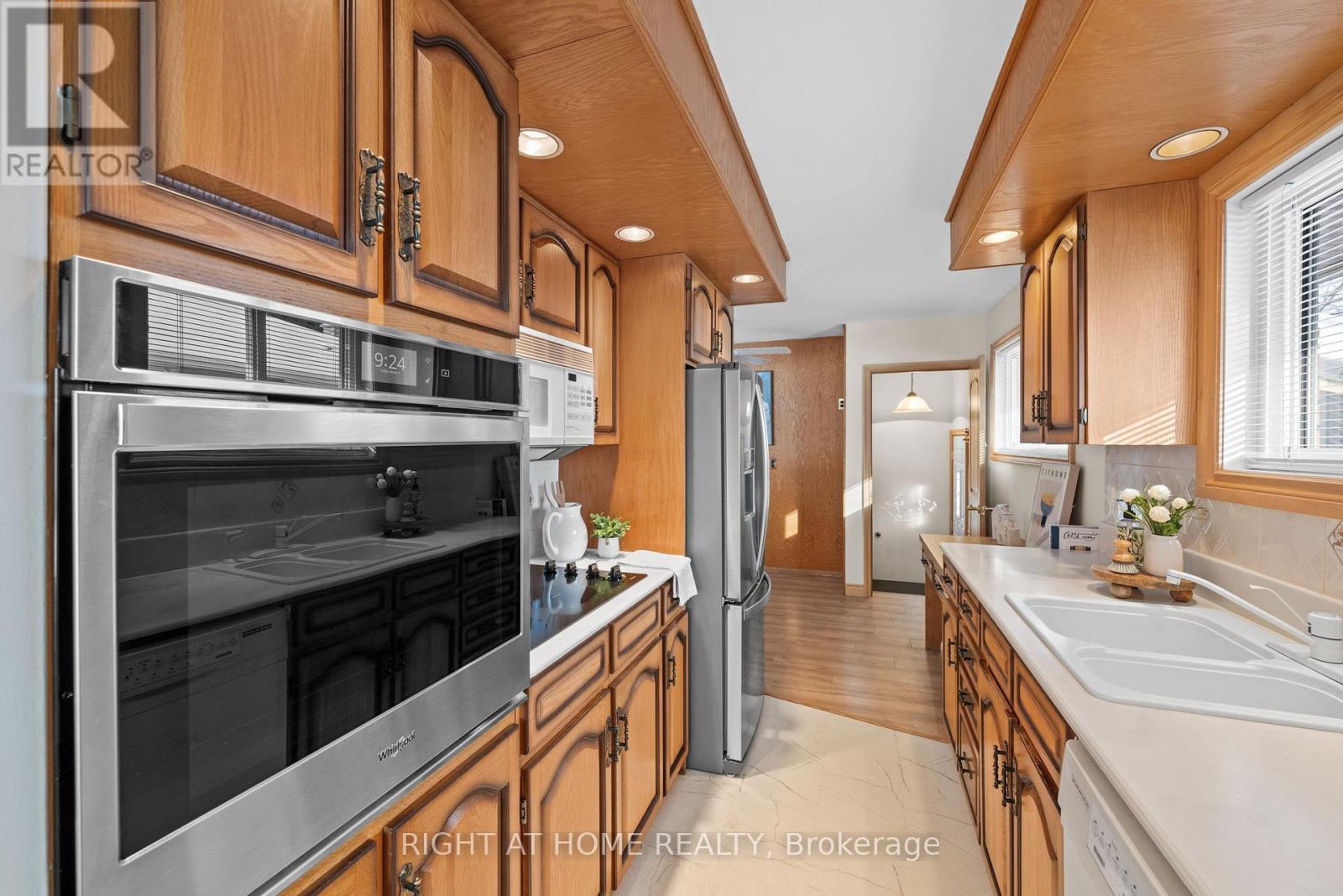 757 Dickens Avenue, Ottawa, ON - Indoor Photo Showing Kitchen