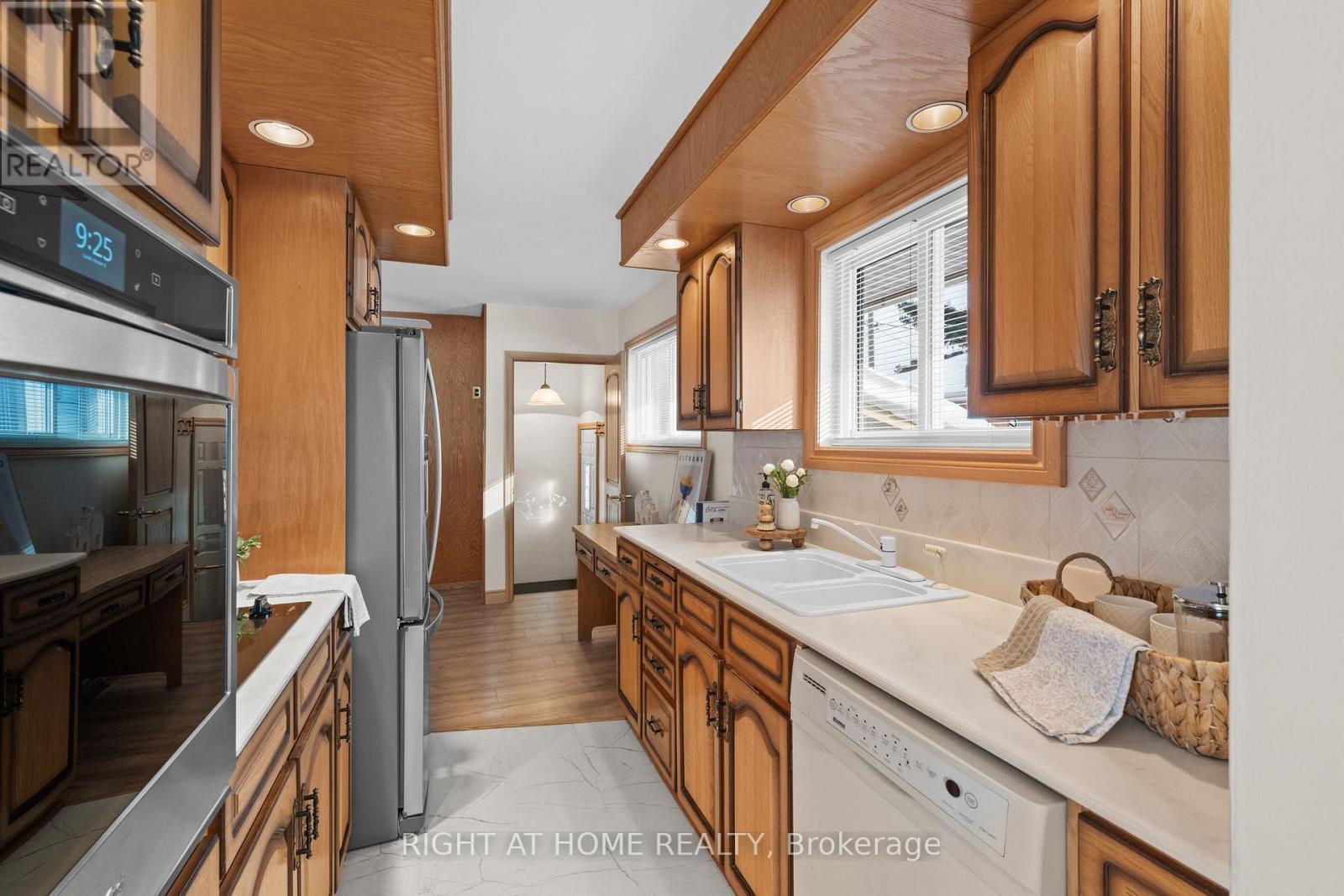 757 Dickens Avenue, Ottawa, ON - Indoor Photo Showing Kitchen