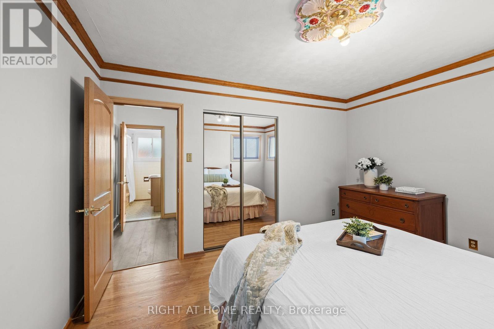 757 Dickens Avenue, Ottawa, ON - Indoor Photo Showing Bedroom