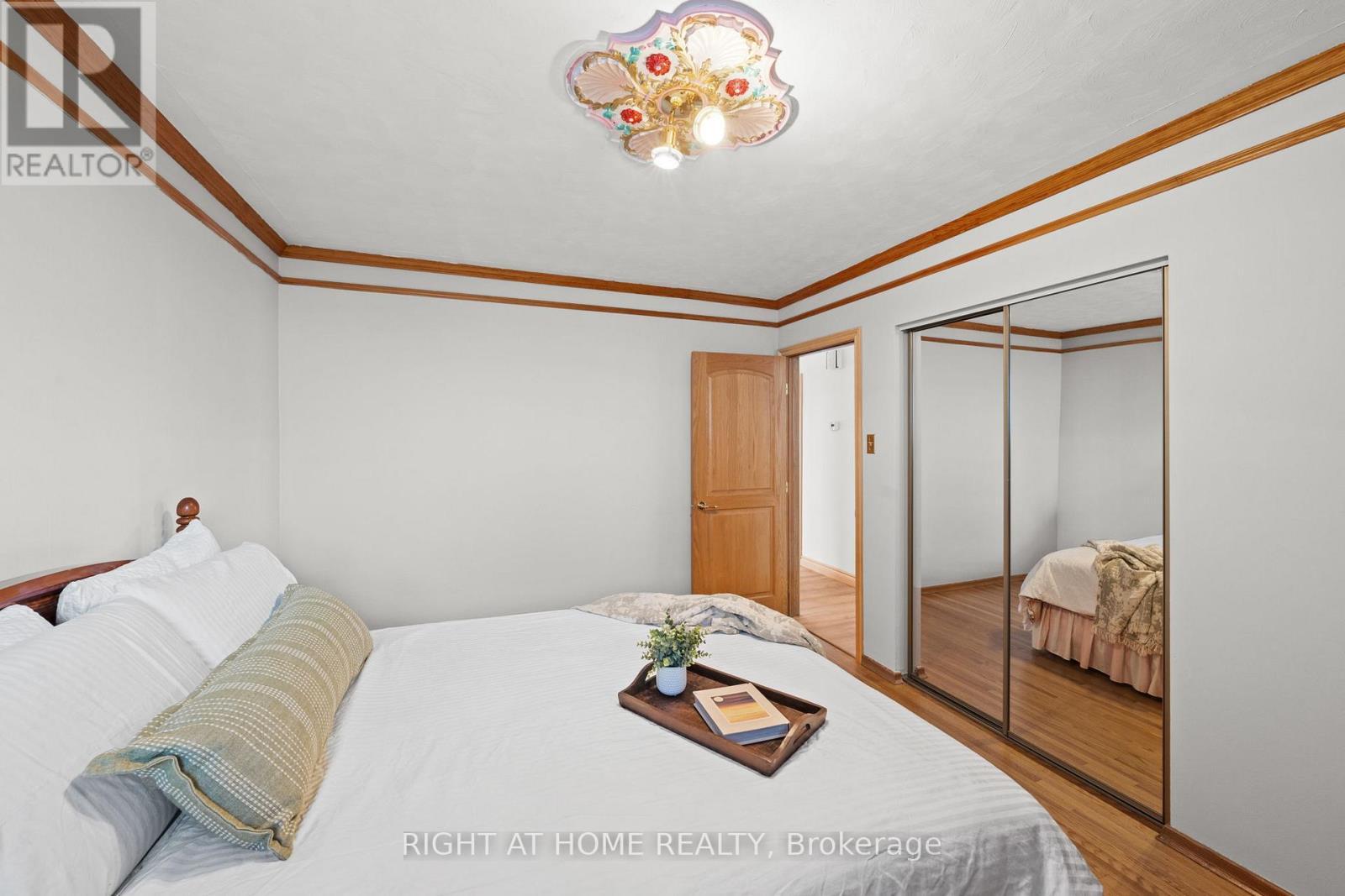 757 Dickens Avenue, Ottawa, ON - Indoor Photo Showing Bedroom