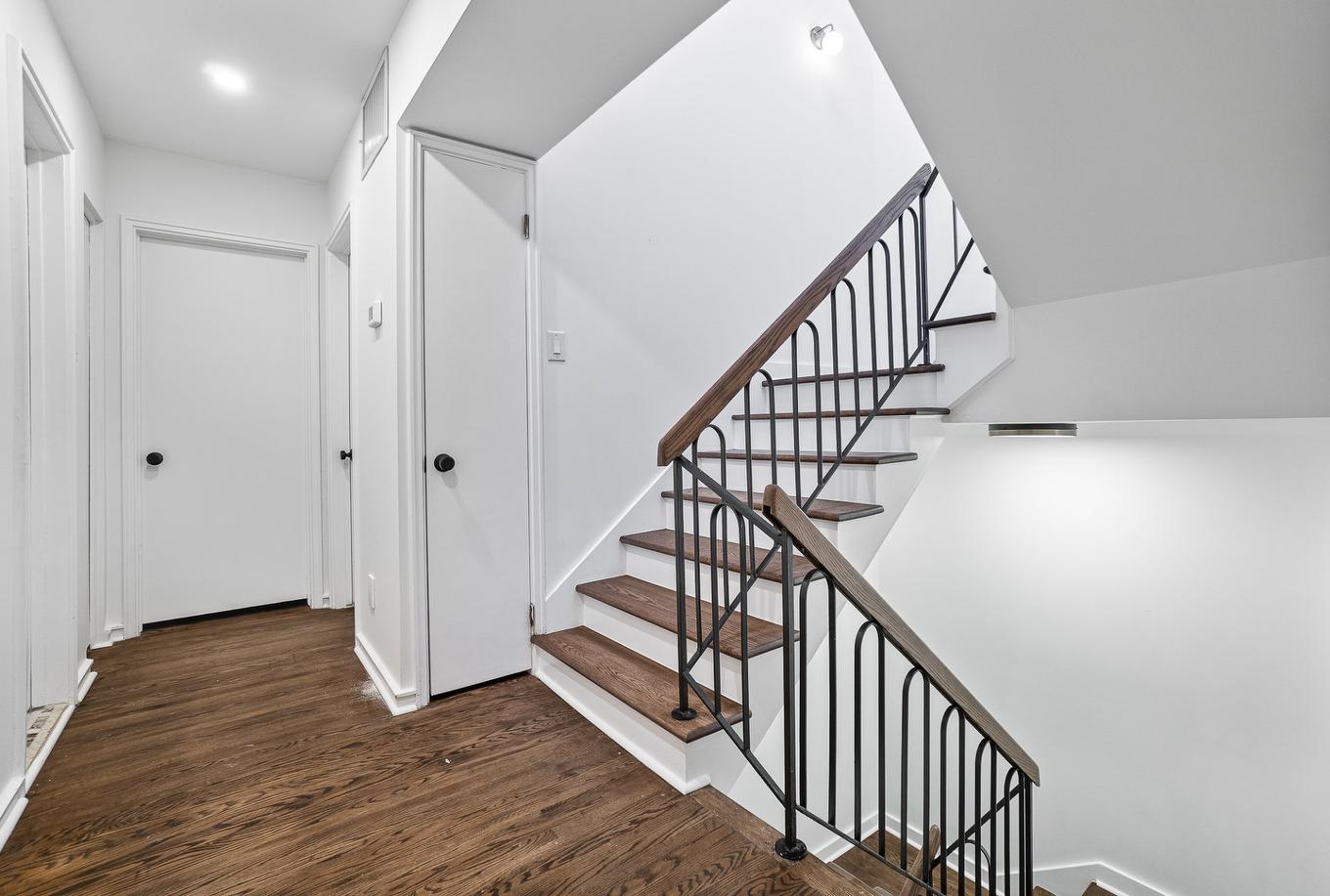 Escalier - 40 Place Upper-Trafalgar, Montréal (Ville-Marie), QC - Indoor Photo Showing Other Room