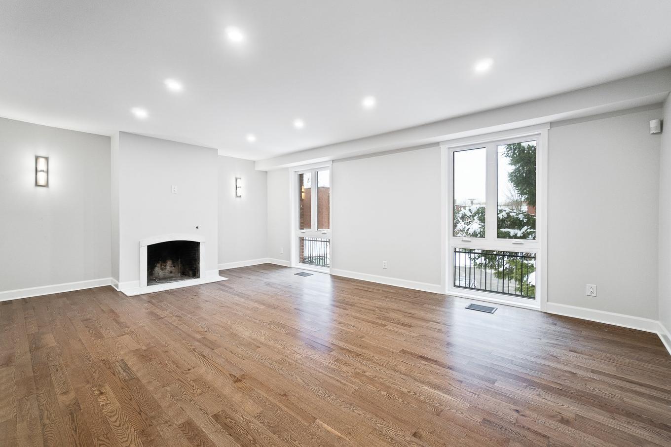 Salon - 40 Place Upper-Trafalgar, Montréal (Ville-Marie), QC - Indoor Photo Showing Living Room With Fireplace