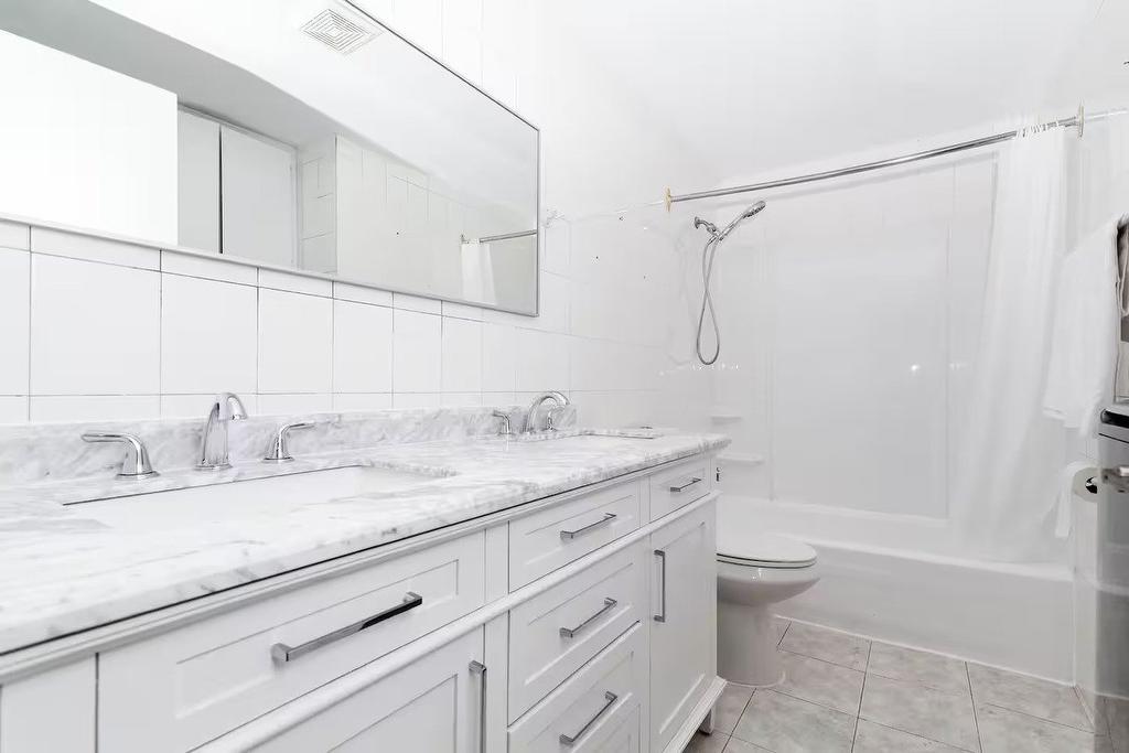 Bathroom - 8004 Rue Dora, Montréal (Lasalle), QC - Indoor Photo Showing Bathroom