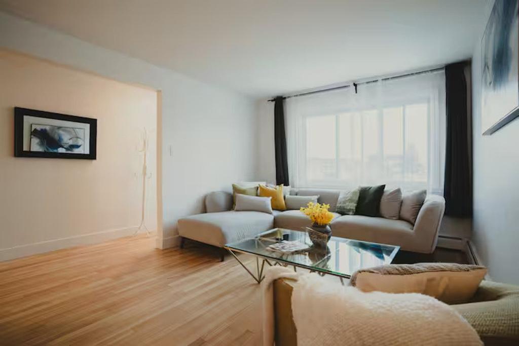 Living room - 8004 Rue Dora, Montréal (Lasalle), QC - Indoor Photo Showing Living Room